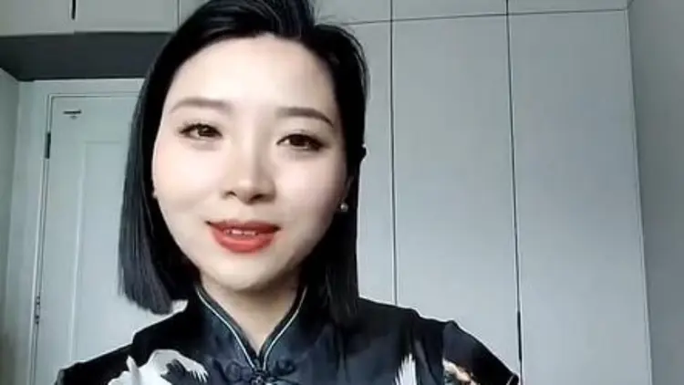 网传银行女职员拍视频深情表白行长，被行长误发工作群