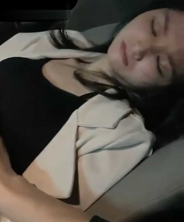 灌醉了垂涎已久的女同事 虽然是已婚人妻 但依旧魅力十足