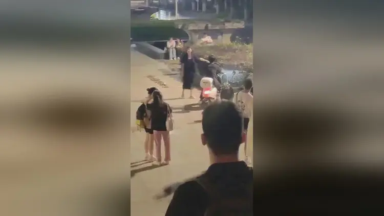 网传女子与黑人恋爱怀孕，被要求堕胎，当街崩溃：CTM吃我穿我用我