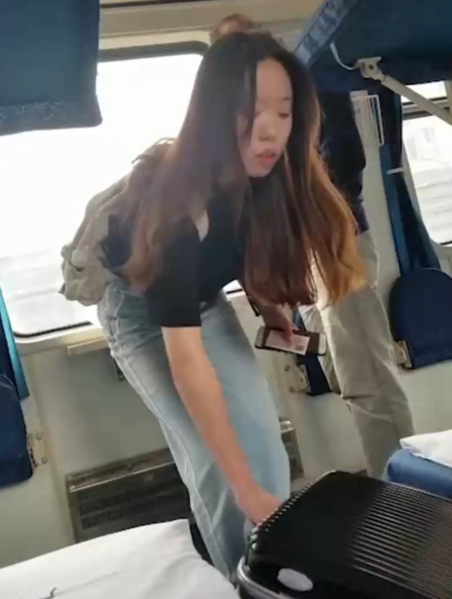 哥们是真的饿了 火车卧铺趁美女睡着 把匡威鞋偷过来打胶
