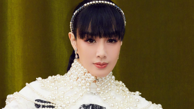 钟丽缇公开卸妆被质疑“伪素颜”，超长眼睫毛紧贴脸引热议
