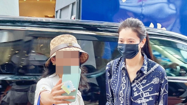 袁咏仪背近30万爱马仕逛名店被嘲勤奋过员工，素颜靓到发光