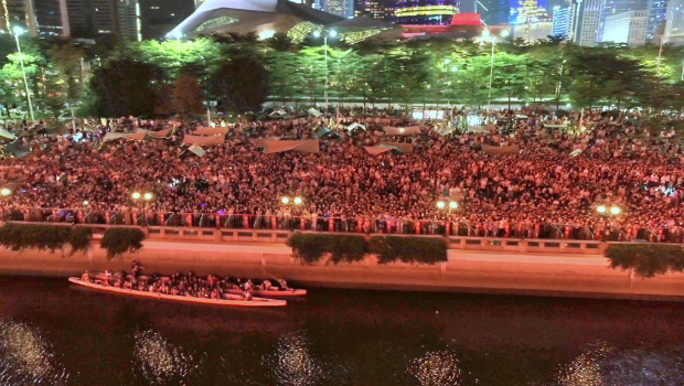 杨千嬅演唱会广州场外多达10万人聚集？现场照曝光极震撼