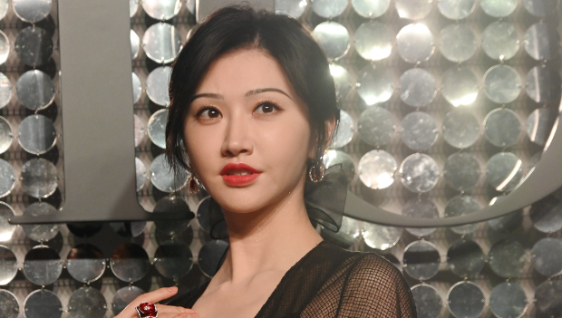 比景甜惨？传张继科炫耀“重机女神”私密照，害她扛400万债