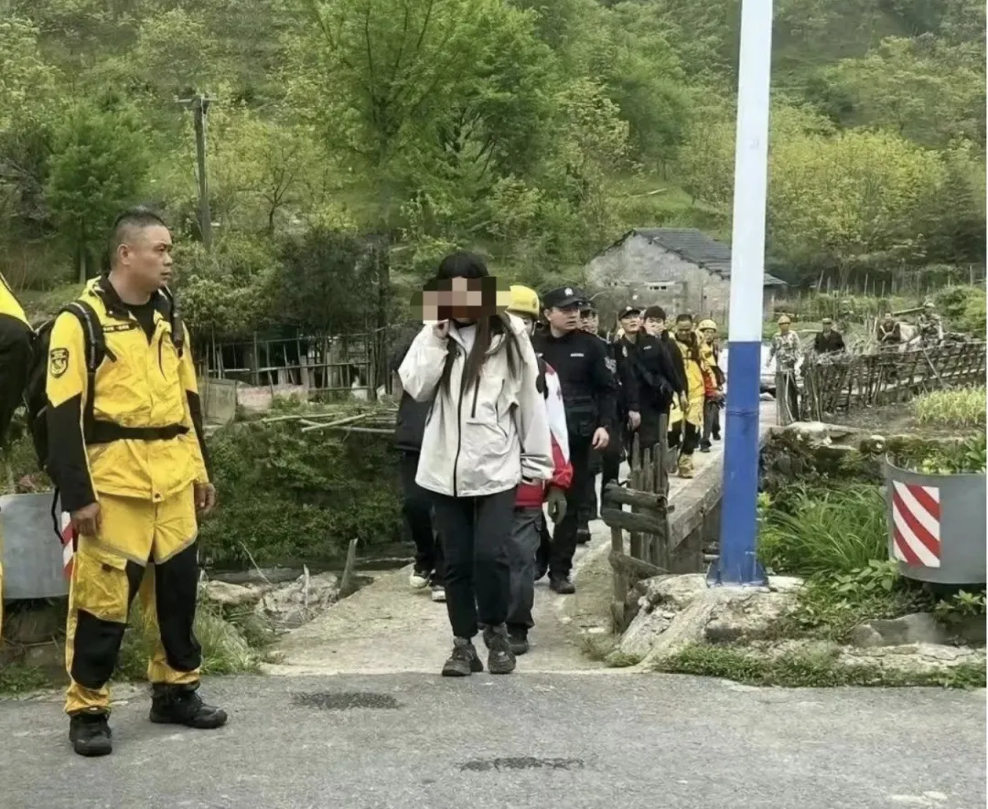 妻子和男性朋友爬山失联，丈夫全网发寻人启事，最强阳谋？
