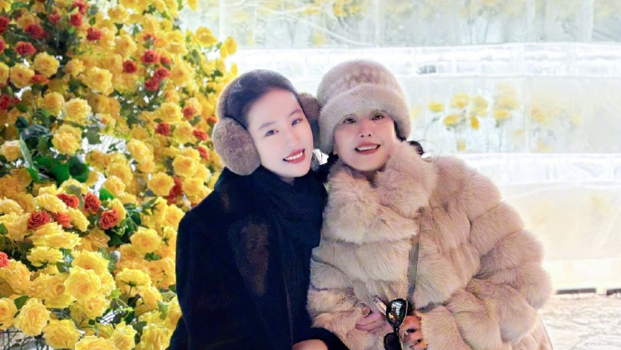 刘亦菲与妈妈赴哈尔滨看“冰封黄玫瑰”，冻龄美貌被赞犹如姊妹