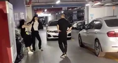 刺激！两名宝马女地下车库互殴