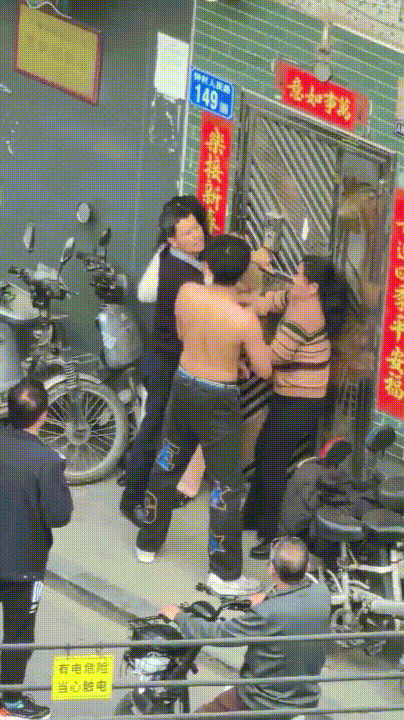 离谱！爸爸把儿子女友睡了？当街互殴