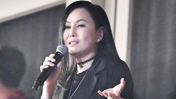 台湾歌后二姐江蕙被拍，与神秘友人公园散步