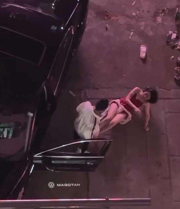 迈腾哥当街暴打妻子 内衣都扯出来了!