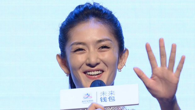 传谢娜身价过亿借3万澳币却还3万人民币遭骂，真相惹粉丝心疼