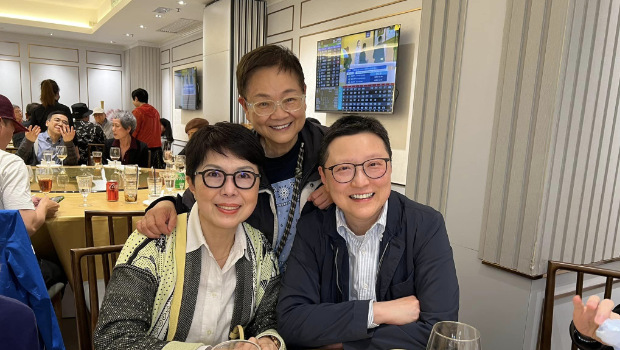 64岁关菊英携同性密友现身饭局，神隐一年多曾传身体欠佳