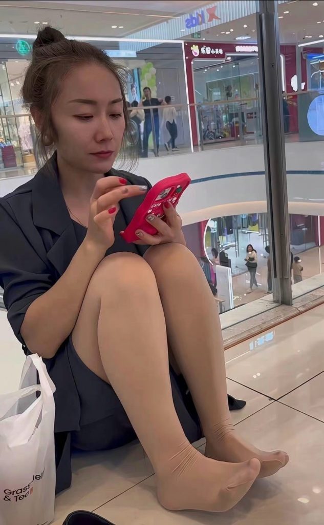 少妇商场脱鞋扯肉丝脚