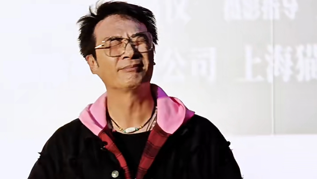 62岁火爆影帝有社恐？公开活动上突手足无措面容扭曲