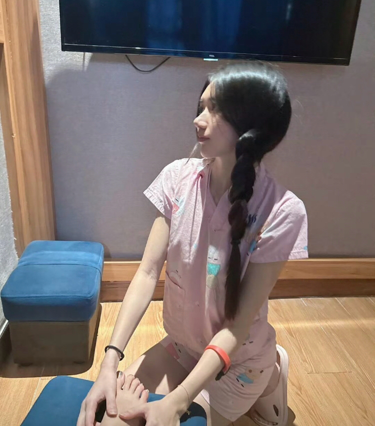 按摩店粉色服装小美女