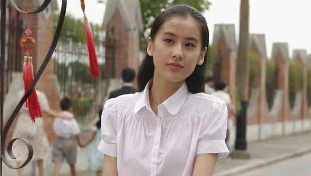 “最清纯星女郎”靠哑女爆红，为合约翻脸又反悔遭周星驰直呛