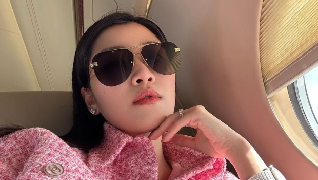 刘德华老婆表妹坐私人飞机外游，身家达30亿生活奢华