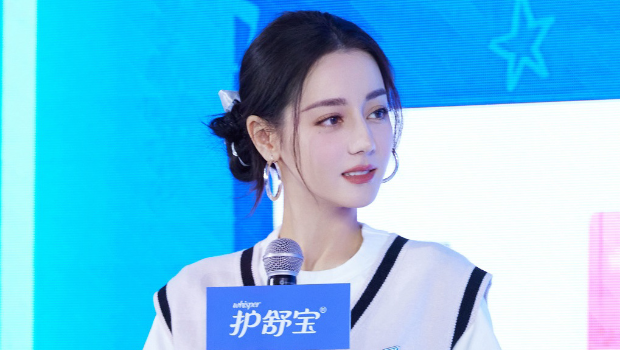迪丽热巴低调看展被偶遇，“顶级美貌”惊艳路人回头率超高