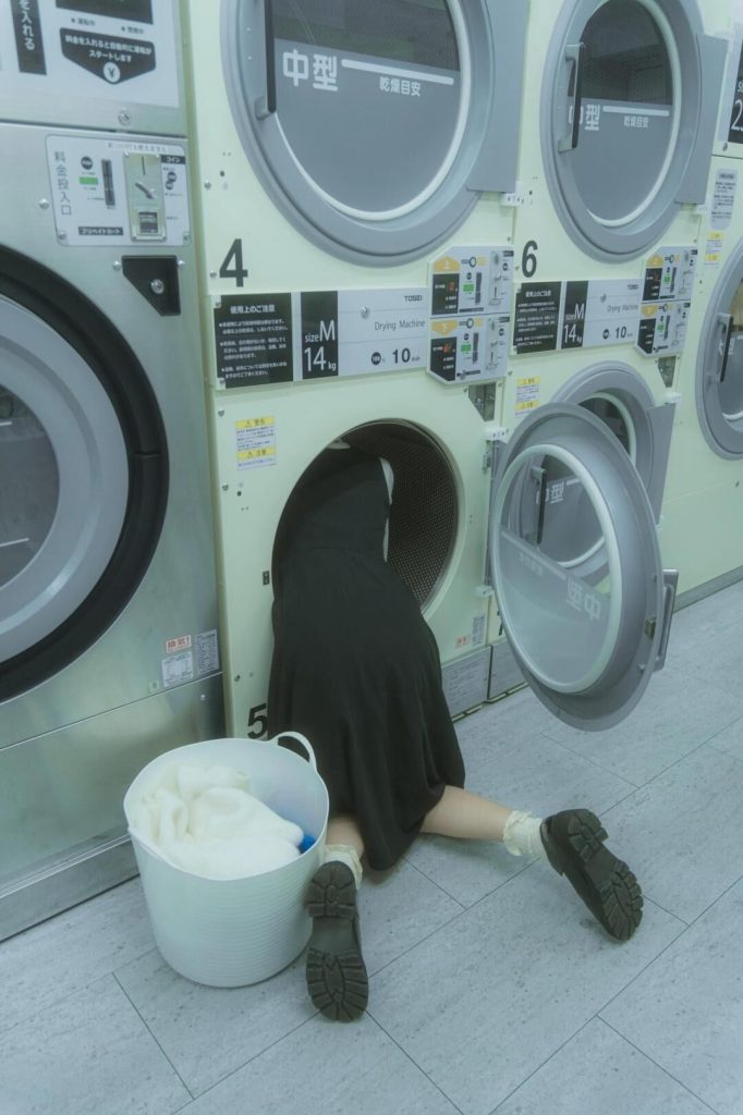 美女卡在洗衣机出不来