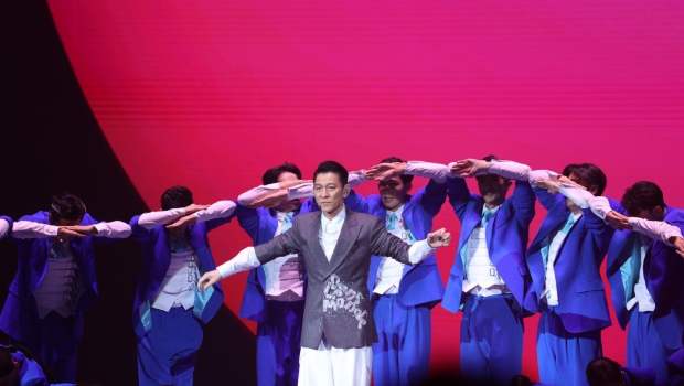 刘德华演唱会2024香港站丨纸雕心形装置红馆外任打卡，有机会遇神秘嘉宾同框合照