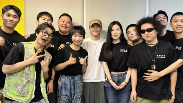 62岁影帝激罕晒正面照！曾被批人品以行动反击，传恋女神被捉奸