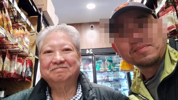 洪金宝轮椅代步画面曝光，亲民合照“满头白发略显苍老”