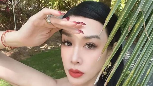 钟丽缇52岁冻龄美貌崩坏，P图拉长脸变“白脸阿凡达”