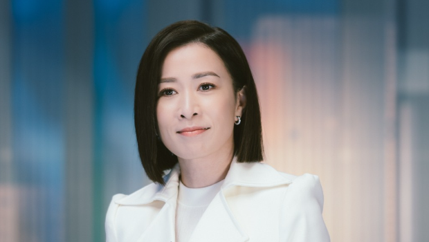 人气视后佘诗曼现身如路人？网民捕获机场坐摆渡车无人理