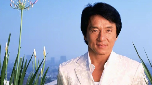 成龙做一事晒真功夫险生意外？被箍颈晕眩表情痛苦需搀扶
