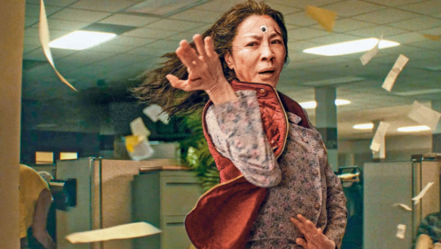 “香港第一打女”杨紫琼班顿封AARP奖影帝后