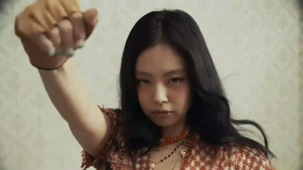 BLACKPINK成员Jennie下月出碟造型曝光，化烟熏妆秀纤腰长腿