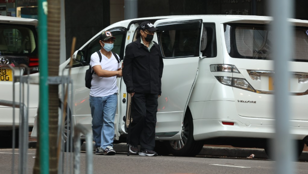 87岁谢贤人有三急街市解决，“出巡”四家佣助手傍到实