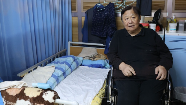 独家丨直击秦煌护老院生活双脚肿仍胃口好，内地女友不愿给钱赴港探望被逼分开