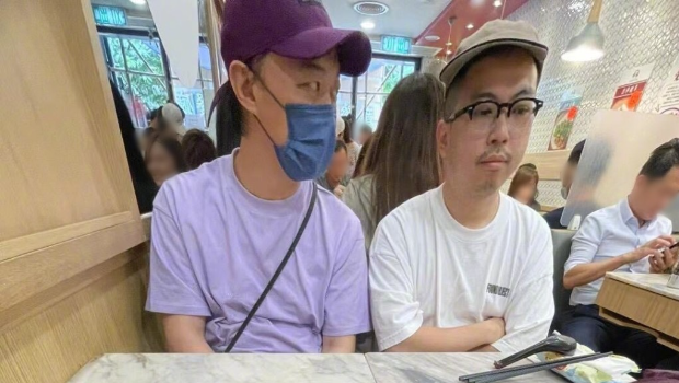 “乐坛天王”茶餐厅开饭遭拼桌被认出，食相网上疯传