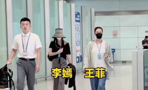 王菲与18岁女激罕有同现身！母女神态极相似