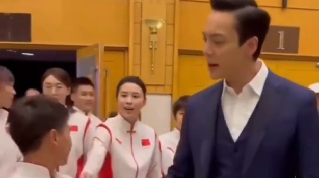 巴黎奥运丨全红婵“社牛症”发作，跟着这位港星迷失方向？