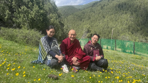 61岁李连杰三父女合体朝圣独欠利智，大女儿仙气满泻有独特气质