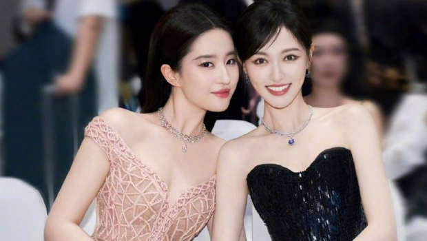 刘亦菲罕晒10年闺蜜合影，2人神颜被赞：美女的旁边还是美女