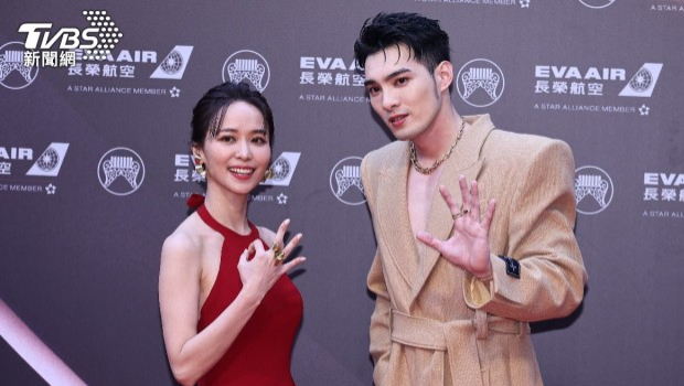 金曲奖2024丨54岁歌后马甲装晒逼爆上围，女歌手高衩开到上三角地带