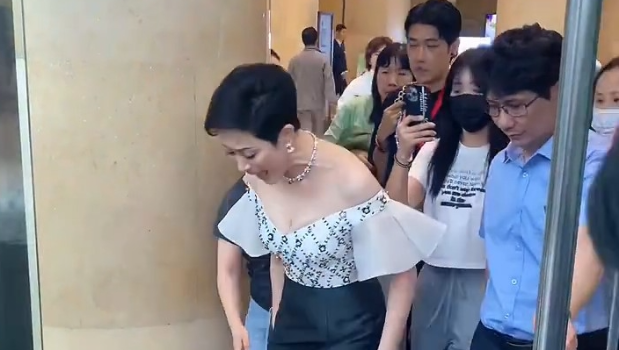57岁港姐深V出席颁奖礼突惨叫？被踩裙尾险走光吓到花容失色
