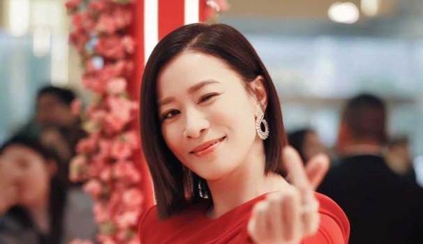 佘诗曼晒三点式！七魔女旅行贴靓相，白滑长腿网民看到流鼻血