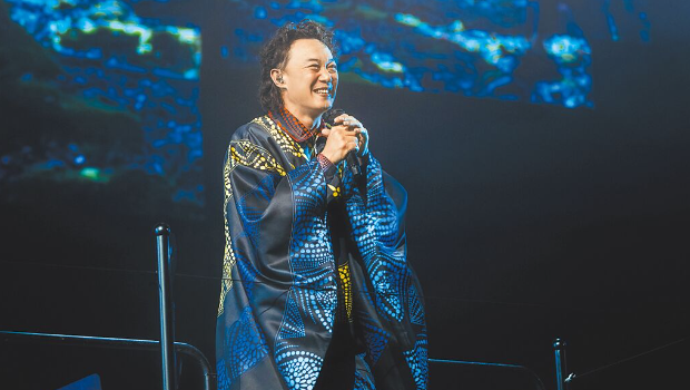 陈奕迅下巴撞地缝30针，6场演唱会延期
