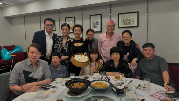 李龙基未婚妻被判入狱后同日晚现身“波霸”庆生饭局，神采飞扬笑容满面