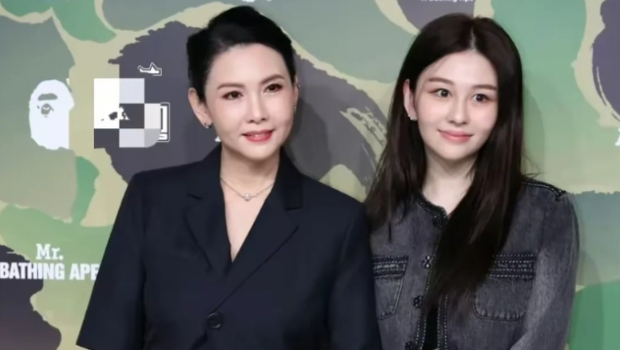 56岁邱淑贞真实状态曝光！同框沈月网狂赞：不输给女儿