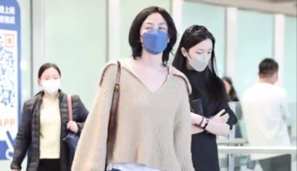 王菲温馨吻贺小女儿18岁生日，李嫣越大越靓散发女人味