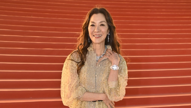 影后深U晒身材回春似25岁！现身上海时装秀大排场如女王出巡
