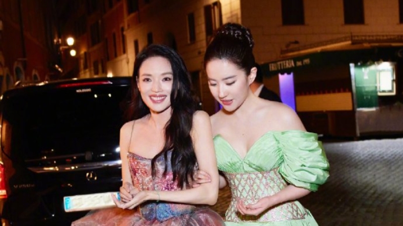 刘亦菲同框大14岁舒淇，“美女贴贴”神级合照曝光超养眼