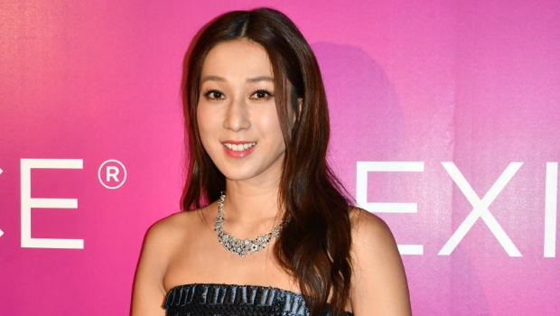 钟嘉欣大赞旧爱伍允龙演“王九”做得好，自曝有联络不怕老公吃醋