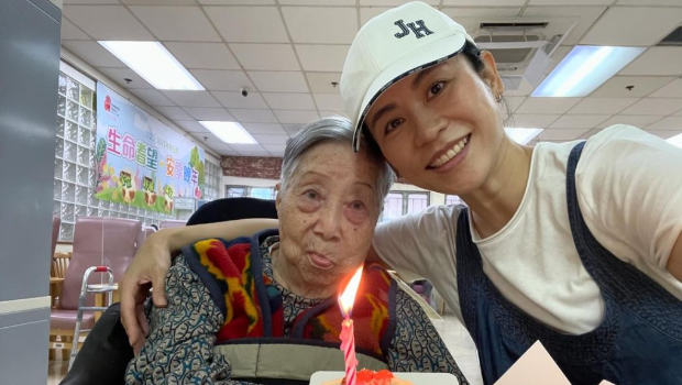 宣萱为101岁工人姐姐庆生！视为亲人：无她就无今日的我