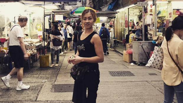 “港版劳拉”淡出幕前继续送货，自曝与内地主持分手主因